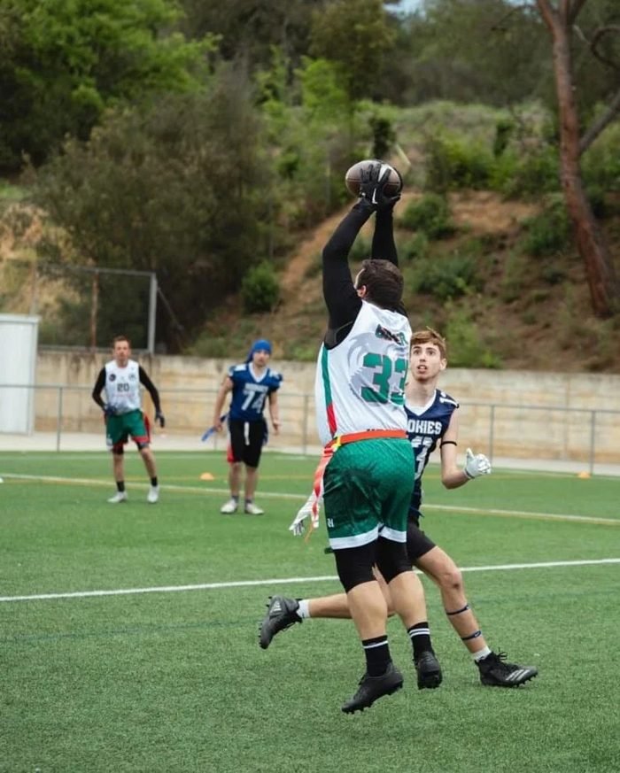 Xavier jugando a Flag Football