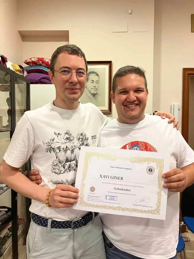 Xavier junto a su maestro de Reiki el día que recibió el Gokuikaiden