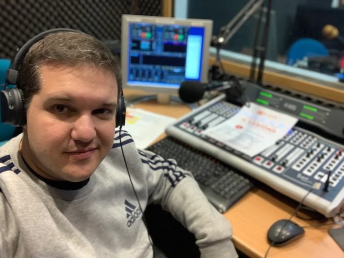 Xavier en Ona de Sants haciendo radio