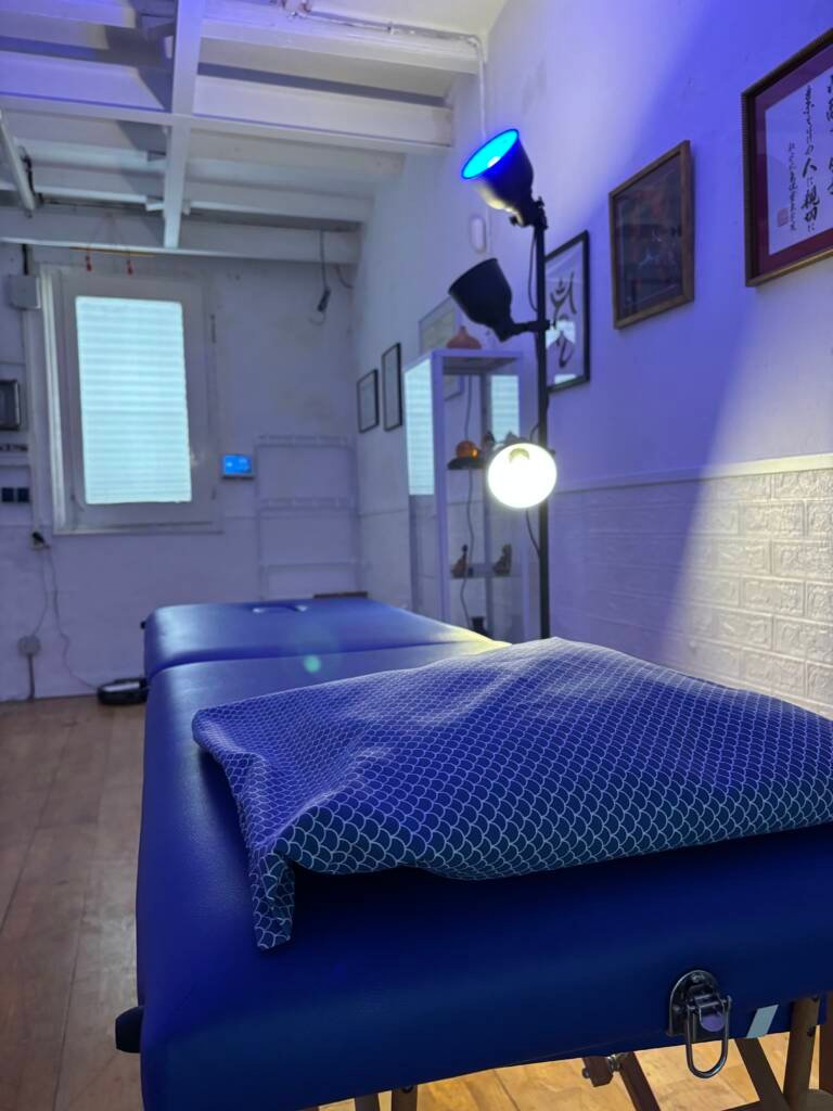 Una camilla para una sesión de quiromasaje