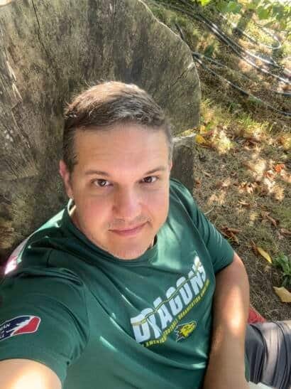 Retrato de Xavier Giner en entorno natural, estilo artístico contemporáneo, enfoque en expresión facial y fondo natural.