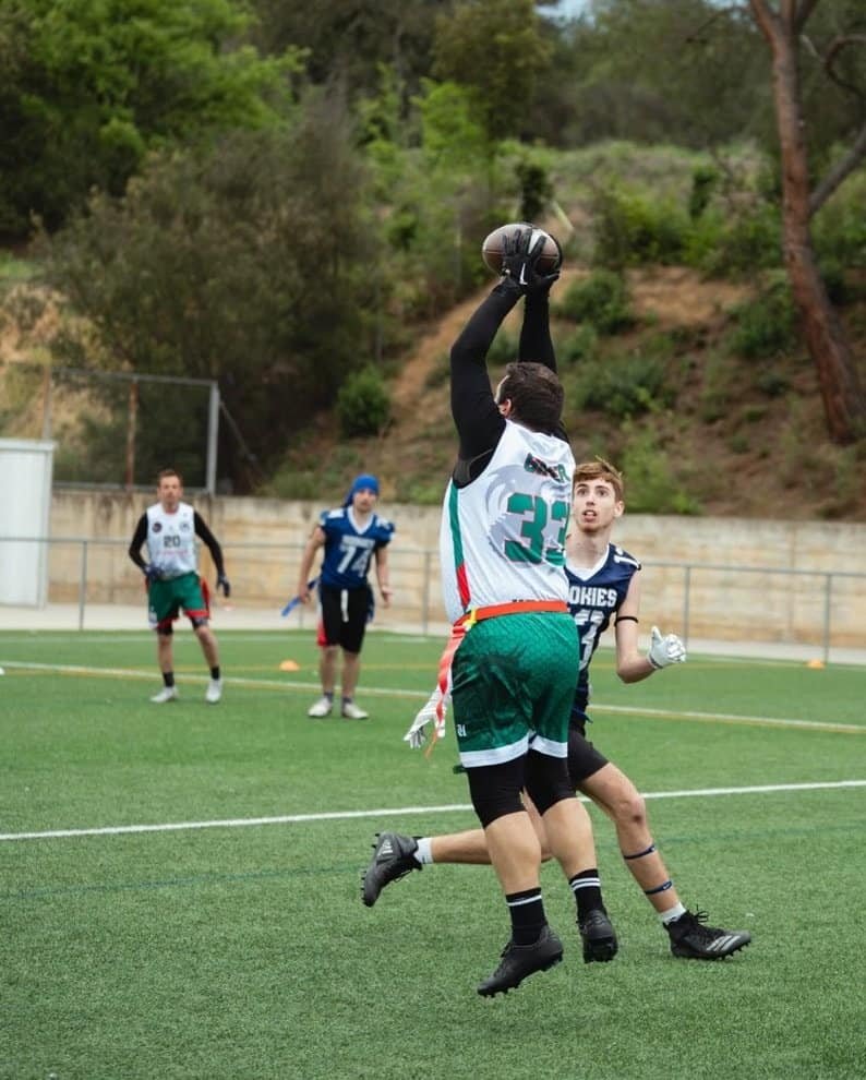 Jugador de fútbol americano en acción en el campo.